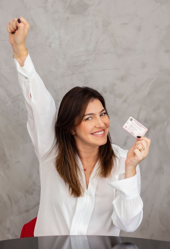 Prof.ª Marina Della Torre com a carteira da OAB